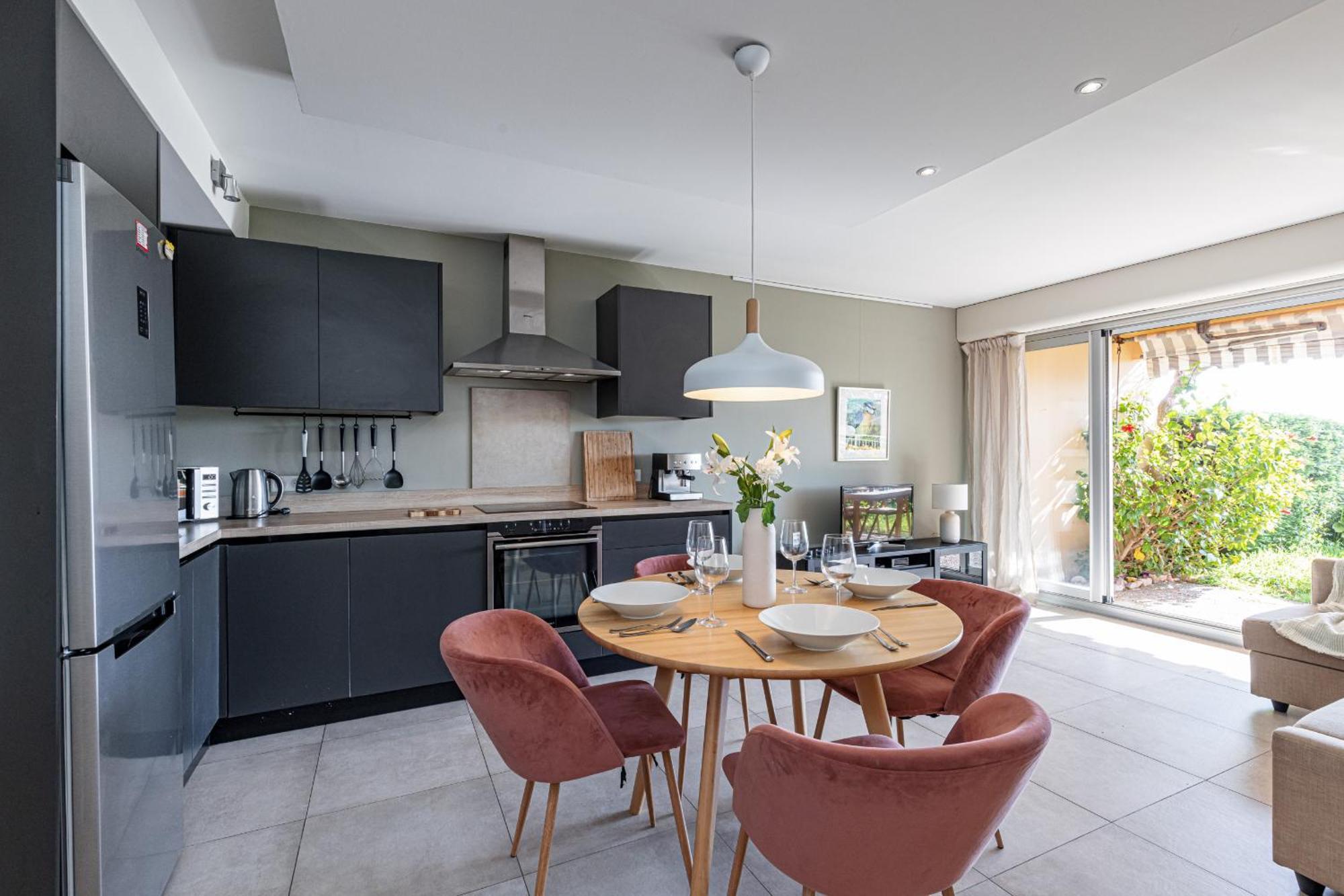 2 Bdr Sea View Parking And Swimming Pool *