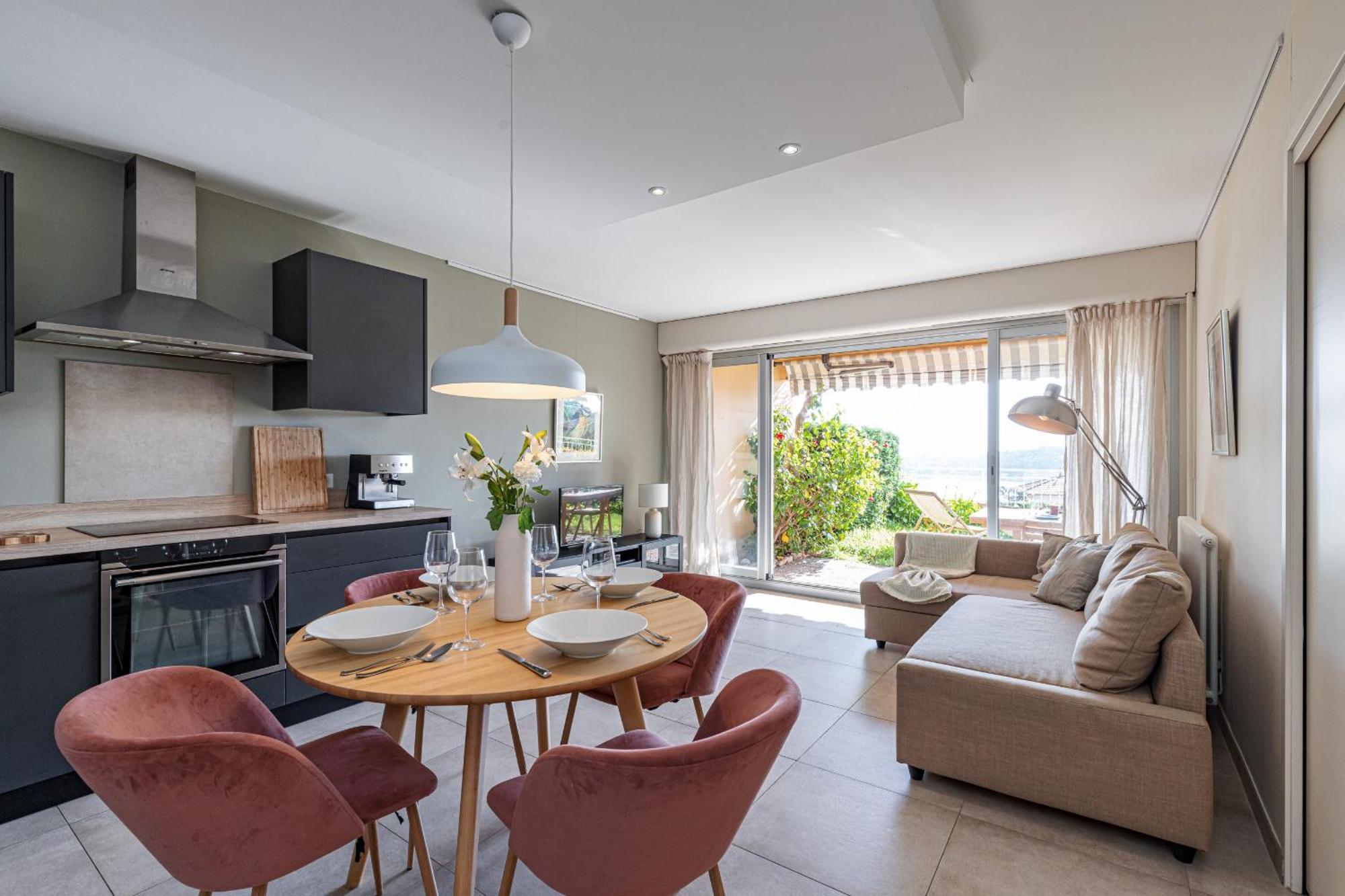 2 Bdr Sea View Parking And Swimming Pool Apartment *