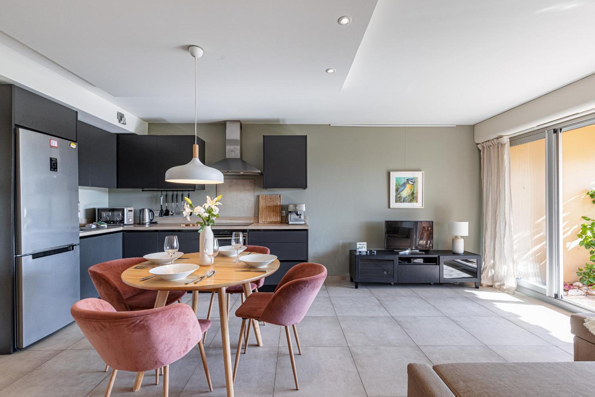 2 Bdr Sea View Parking And Swimming Pool Apartment