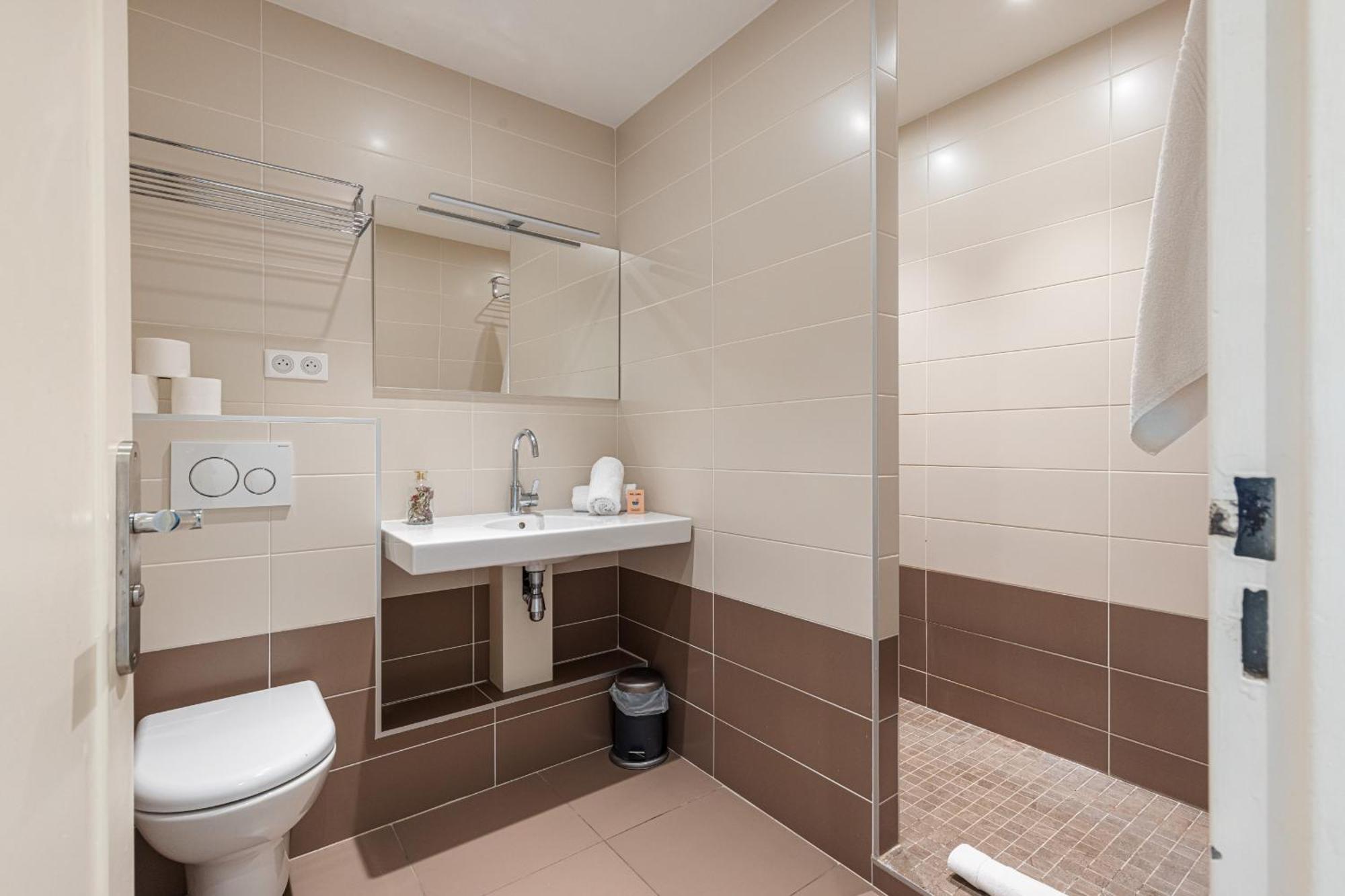 2 Bdr Sea View Parking And Swimming Pool Apartment *